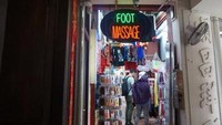 Tak hanya toko oleh-oleh, jasa foot massage juga bisa kita temui di kawasan ini