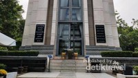 Bangunan berbentuk stupa Budha yang didirikan sebagai tugu penghormatan untuk para korban