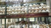 Sebagian kecil tengkorak kepala korban yang ditemukan, disimpan berdasar jenis penyiksaan