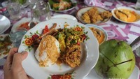 Satu porsi Nasi Sek bersama lauk pauknya