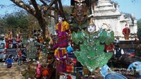 Pedagang kerajinan boneka di pinggir jalan
