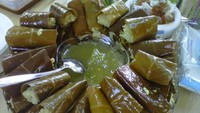 Tape ketan yang dibungkus daun jambu