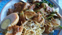 Gado-gado khas Cirebon dengan toping mie dan saus kacang yang gurih