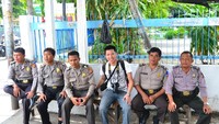 Mari berpose