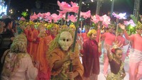 Peserta pawai membawa bunga, simbol wisata flora (Erna/detikBandung)