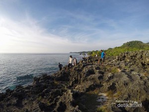 Cliff Jumping yang Bikin Deg-degan di Bawean