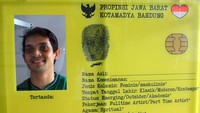 Habis Lebaran, banyak warga baru berdatangan dan membuat KTP baru. Nah kalau di Bandung, mereka bisa membuat KTP raksasa di Lawang Wangi Creative Space, Dago Pakar. Tentu saja ini bukan KTP sungguhan, tapi karya seni unik.