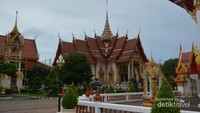 Menikmati Buddhist Temple di Wat Chalong Temple
