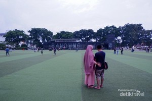 Coba Deh Ngabuburit di Alun-Alun Kota Bandung