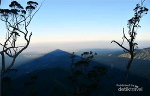 Coba Tebak, Ini Foto Gunung atau Cuma Bayangannya Saja?