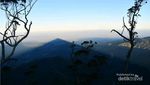 Coba Tebak, Ini Foto Gunung atau Cuma Bayangannya Saja?