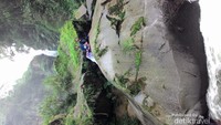 Berfoto di atas batu besar