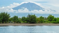 Gagahnya Gunung Ijen dari Rumah Apung Pantai Bangsring