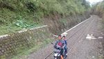 Cuma di Indonesia, Ada Sepeda Motor Jalan di Rel Kereta