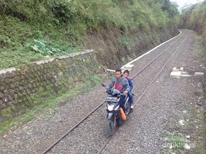 Cuma di Indonesia, Ada Sepeda Motor Jalan di Rel Kereta