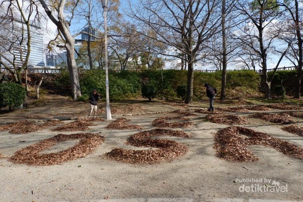 Para seniman penghasil karya seni dari Ochiba Art sedang membuat tulisan WELCOME TO OSAKA di Kastil Osaka. Para seniman penghasil karya seni dari Ochiba Art sedang membuat tulisan WELCOME TO OSAKA di Kastil Osaka.