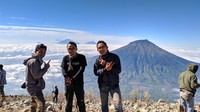 puncak sindoro, dengan background gunung sumbing, merbabu dan merapi