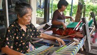 Wanita Desa Sukarara sedang menenun kain songket (dok. Hilda Perbatasari/dtraveler)