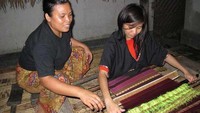Belajar Menenun Kain Songket (dok. Nora Lestari/ACI)