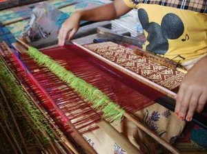 Cuma Perawan yang Boleh Menenun di Desa Ini
