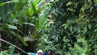 Menuruni trek yang terjal