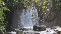 Curug Kencana yang mengalir deras
