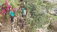 Curug Bayan adalah curug yang sangat mudah dijangkau