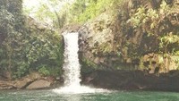 Curug Bayan yang menawan di tepi jalan.