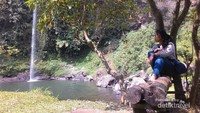 Santai di samping curug pastinya asyik