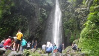 Para Wisatawan di Curug Ciismun
