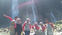Pose bersama di depan Curug Cikaso