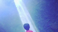 Anak saya berfoto dengan latar Curug Cimahi
