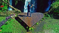 Selfie deck berbentuk hati sejajar dengan curug