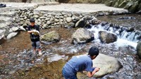 Bermain di dinginnya Curug Karembong