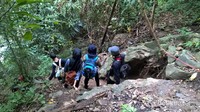 Tebing yang harus kami lalui. kemiringan mencapai 45 derajat