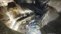 Lekukan bebatuan Curug Love.