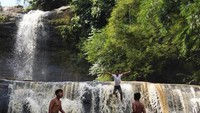 Terjun dari atas curug Nangga untuk menikmati kesegarannya