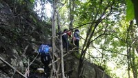 Melewati tangga kayu yang terbuat secara sederhana