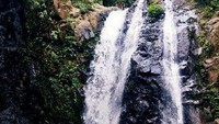Bermain air di aliran curug penganten