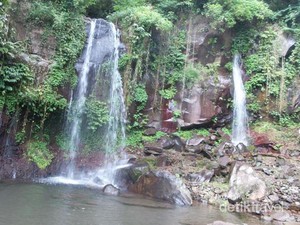 Curug Putri Pelangi yang Segar di Kaki Gunung Salak