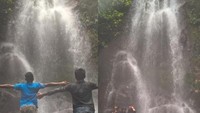 Menikmati kesegaran air yang jatuh