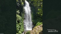 Bergaya di dekat Curug Citulang yang tinggi