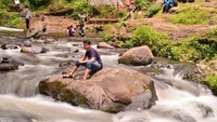 Seseruan di Curug Tilu Leuwi Opat