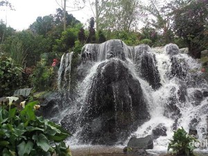Curug Tilu yang Tersembunyi di Perkebunan Teh Bandung