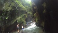 Dinding-dinding batu yang membatasi aliran sungai