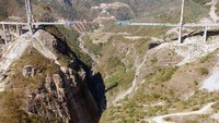 Jembatan Baluarte saat dalam tahap pengerjaan (Highest Bridges)