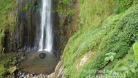 Tebing yang harus dituruni untuk mendekati air terjun