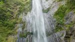 Dahsyatnya Air Terjun Sirawe di Tanah Para Dewa
