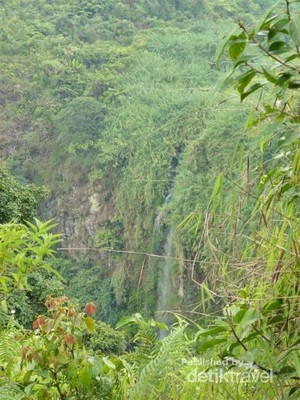 Dahsyatnya Air Terjun Sirawe di Tanah Para Dewa