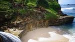 Dahsyatnya Deburan Ombak Pantai Banyu Tibo